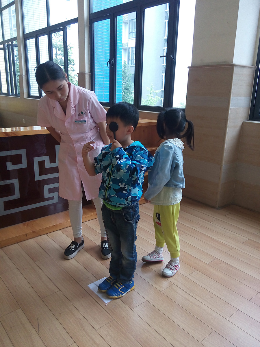 我的眼睛会说话——记乐山市翡翠实验学校视力测试
