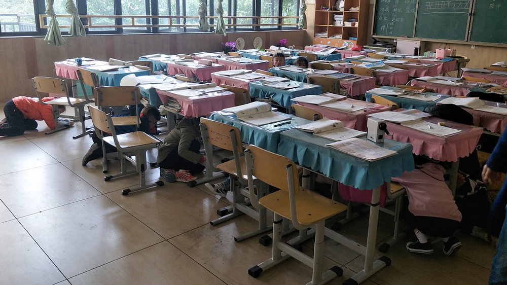 强化防震意识，关爱生命安全----记乐山市翡翠实验学校防震应急疏散演练活动