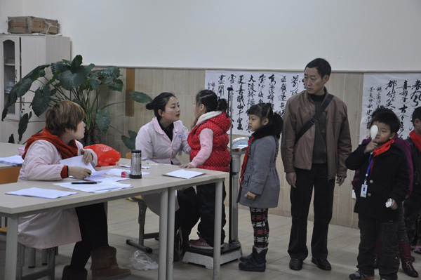 乐山市翡翠实验学校组织学生体检