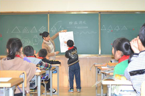 研讨艺教教法提高教学质量