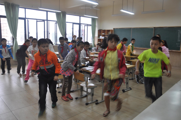 乐山市翡翠实验学校再次开展地震逃生演练活动
