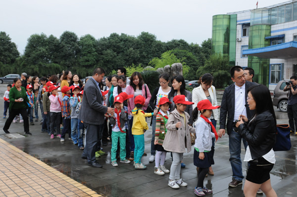 彩虹花班举行第四届亲子活动：我们是一家