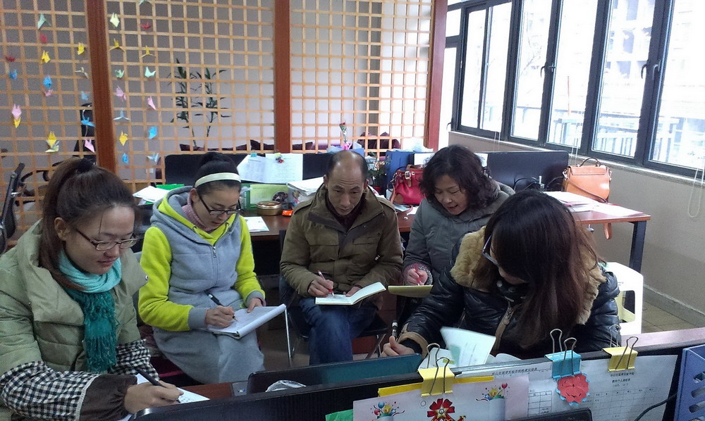 乐山市翡翠实验学校新教材培训简报