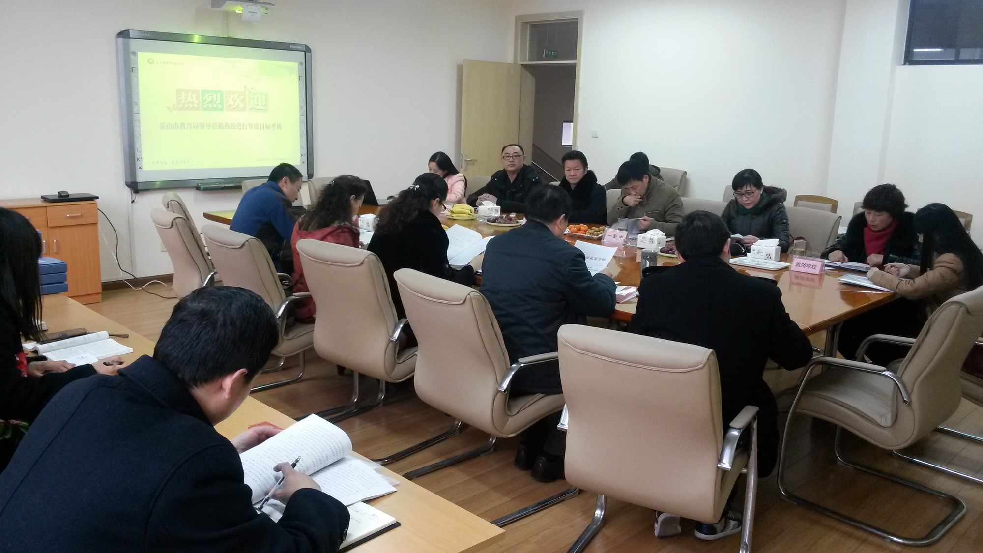 韩涛副局长率目标考核小组对翡翠实验学校全面考核