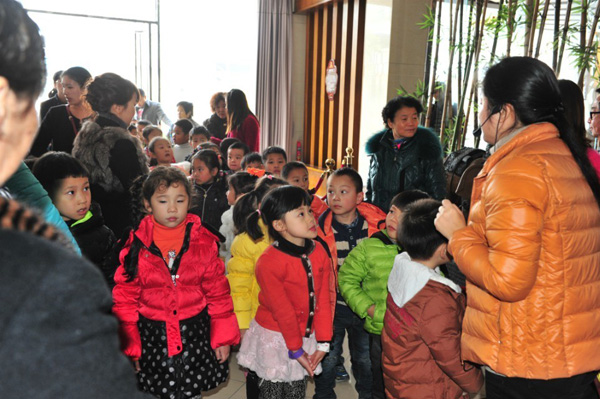 翡翠实验小学幼小班开展“大拇指甜蜜分享”家校主题活动
