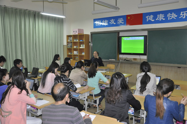 翡翠实验学校邀请专家进校门
