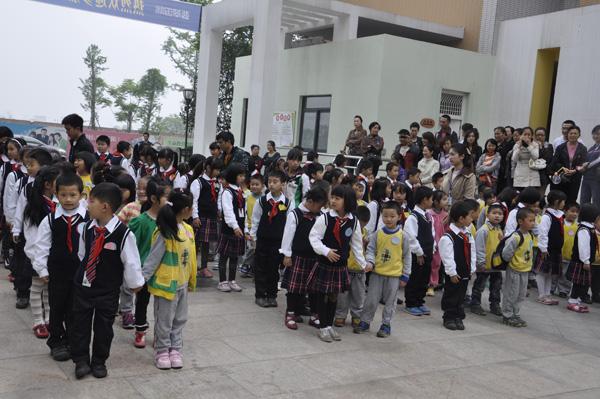 翡翠实验学校与部队幼儿园开展校际交流活动