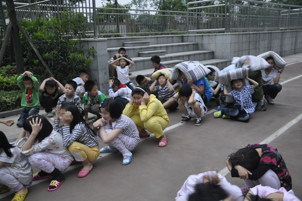 翡翠实验学校在学生返校第一时间组织学生地震疏散演练