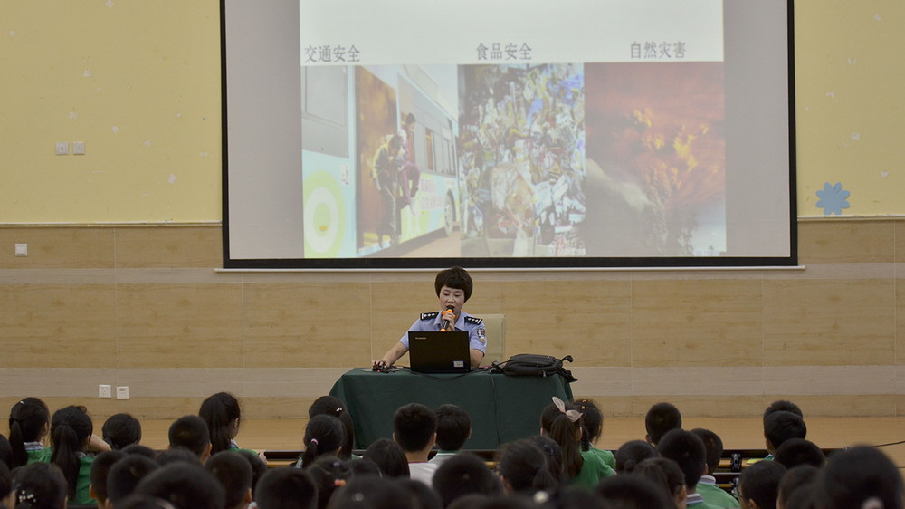护航青春，我们在行动-----“法治进校园”活动在我校举行