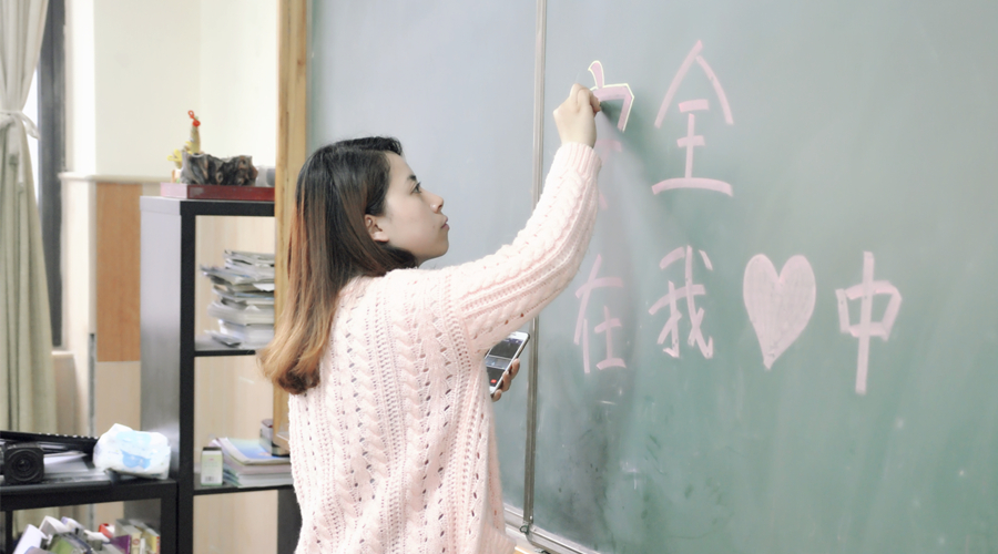 生命第一---记翡翠实验学校安全教育主题班会