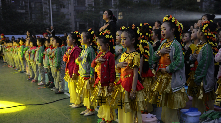 陪伴孩子的童年，我们从不懈怠——记翡翠实验学校第四届读书节“书香.异域”晚会
