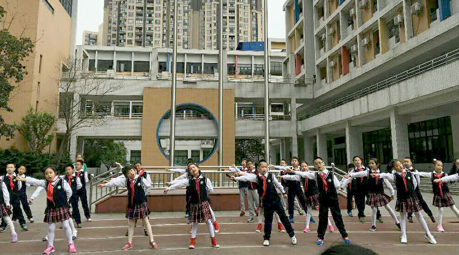 一寸光阴，一寸金——记二（5）班国旗下表演