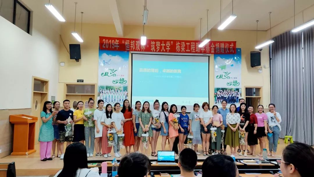 作为一个智慧的老师，带孩子快乐地成长 ——记乐山市翡翠实验学校2019-2020上教材解读