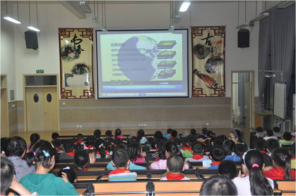 乐山市翡翠实验学校组织观看“防震减灾”科普宣传教育片