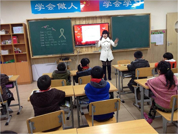 温情翡翠，关爱他人——记乐山市翡翠实验学校“感恩节”英语主题活动