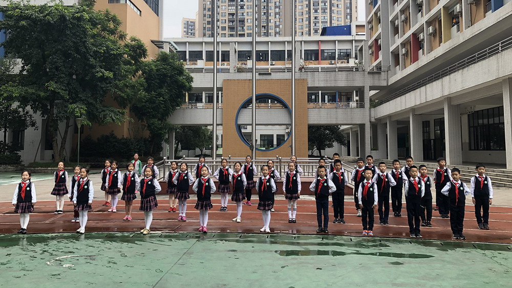 童年的诗歌——记三、三班国旗下表演