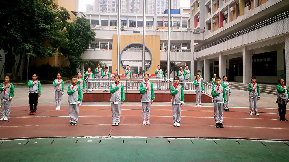 月是故乡明——记翡翠实验学校五.四中队国旗下表演