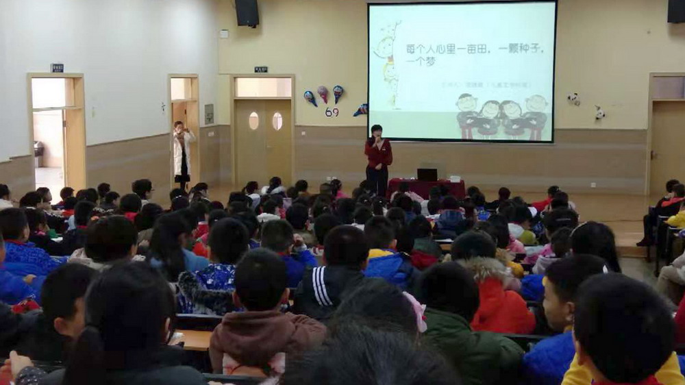 让阅读点亮人生——记翡翠实验学校“作家进校园”活动